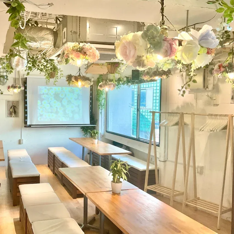 雨の日に渋谷でBBQをするなら「渋谷ガーデンルーム3F」で!当店は室内BBQですので天候関係なくお楽しみいただけます!貸切でのご利用で音響機器やマイク・プロジェクターなどが【無料】でご利用いただけます!