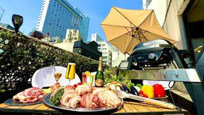 東京エリアでお晴れにBBQするなら『渋谷ガーデンルーム3F』で!当店は室内BBQですので天候関係なくお楽しみいただけます!貸切にすると音響機器やマイク・プロジェクター・カラオケ・ゲーム機などが【無料】でご利用いただけます!