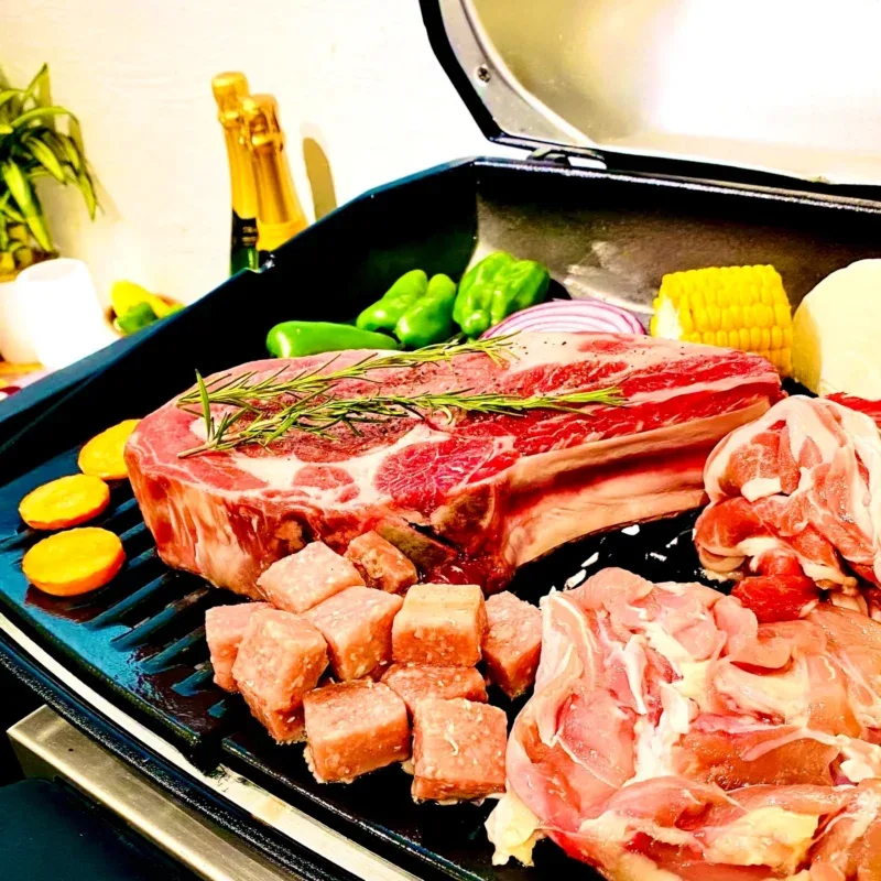 雨の日に渋谷でBBQをするなら「渋谷ガーデンルーム3F」で!当店は室内BBQですので天候関係なくお楽しみいただけます!貸切でのご利用で音響機器やマイク・プロジェクターなどが【無料】でご利用いただけます!