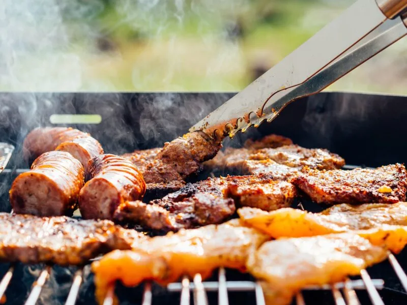 雨の日に渋谷でBBQをするなら「渋谷ガーデンルーム3F」で!当店は室内BBQですので天候関係なくお楽しみいただけます!貸切でのご利用で音響機器やマイク・プロジェクターなどが【無料】でご利用いただけます!