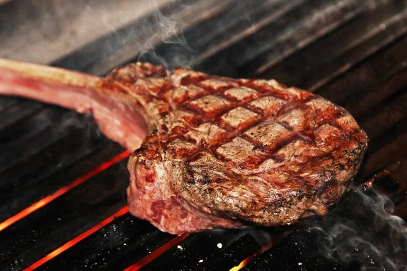 雨の日に渋谷でBBQをするなら「渋谷ガーデンルーム3F」で!当店は室内BBQですので天候関係なくお楽しみいただけます!貸切でのご利用で音響機器やマイク・プロジェクターなどが【無料】でご利用いただけます!